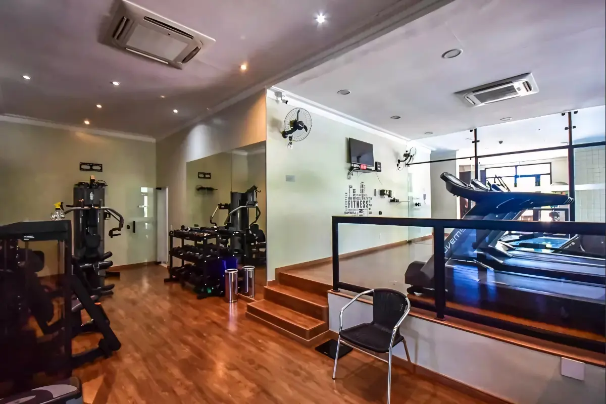 Área ﬁtness com academia equipada e sauna. Estrutura completa de bem-estar e saúde sem precisar sair da segurança do condomínio.
