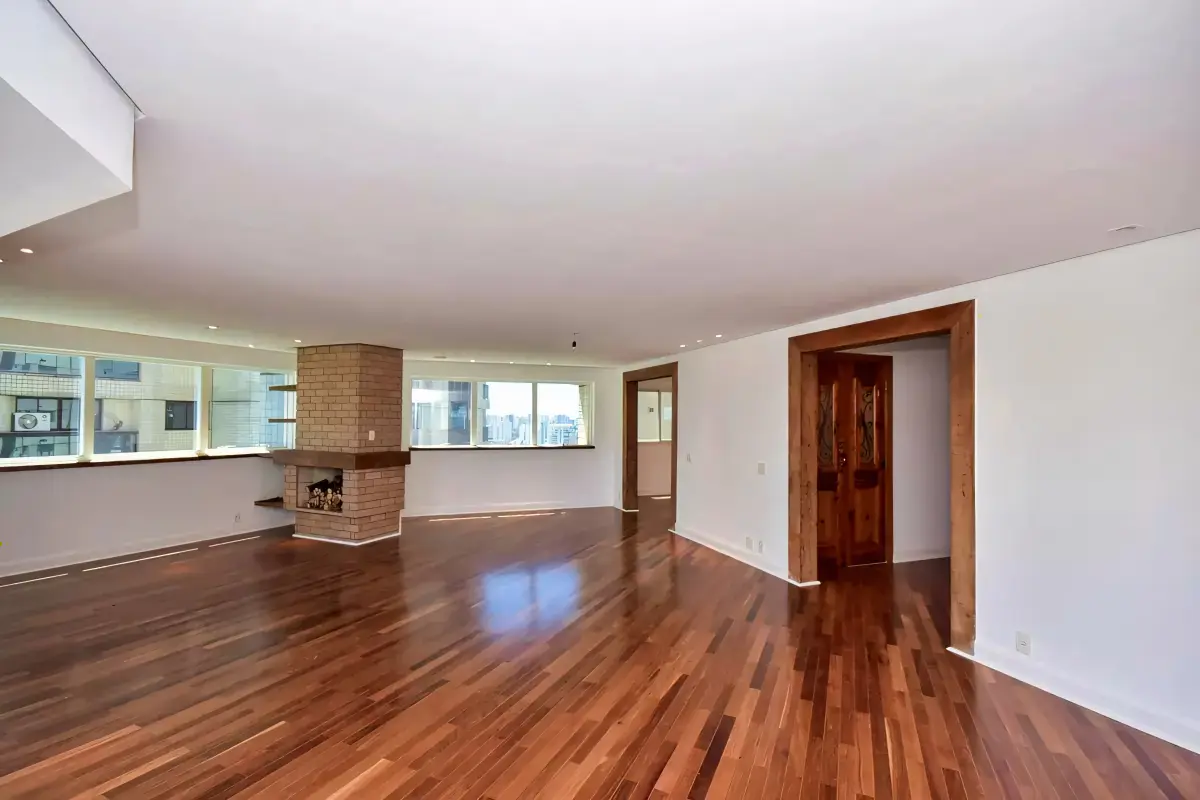 Sala para 3 ambientes com lareira. Living amplo e integrado, perfeito para momentos de convivência familiar ao redor da lareira.