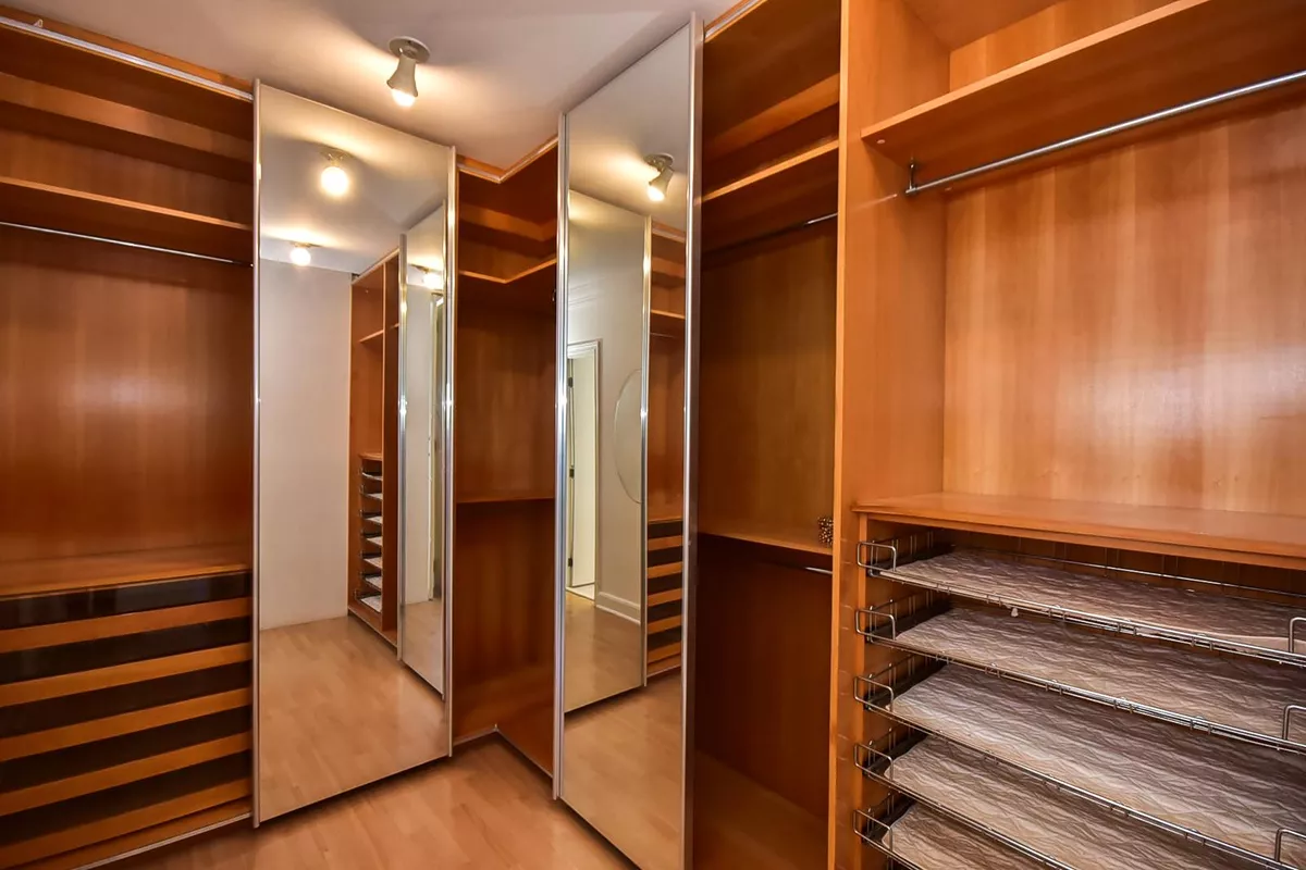 Espaço amplo, funcional e planejado discretamente para a organização do casal.