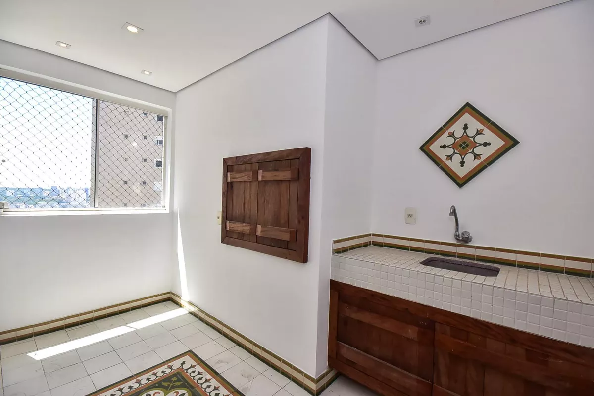 Ambiente planejado para o lazer, unindo a praticidade do gourmet ao conforto do apartamento.